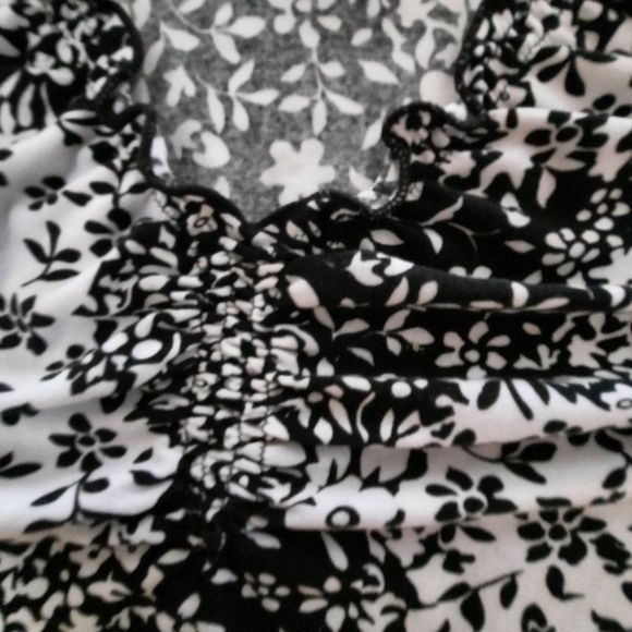 tres YOU Soft Black and White Floral Printed Scalloped Neck Top Ladies size XL - Picture 6 of 9